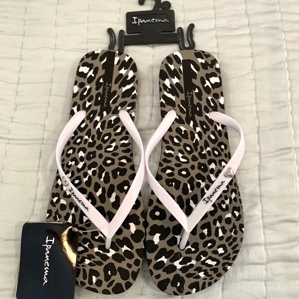 Ipanema Women’s flip flops leopard & white size 9